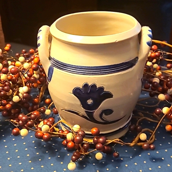 CROCK Williamsburg Restoration - Gray with Navy 5" wide x 6" High EUC - Picture 1 of 6